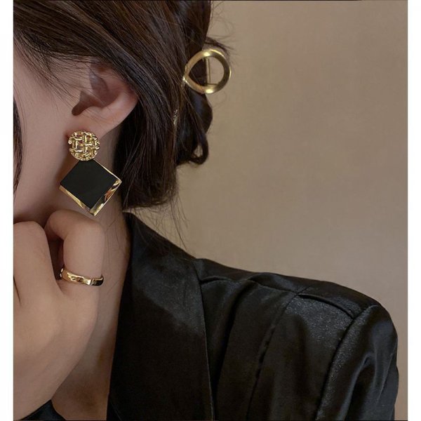 Fashion black square large earrings female niche design retro light luxury metal sense earrings geometric sequins earrings